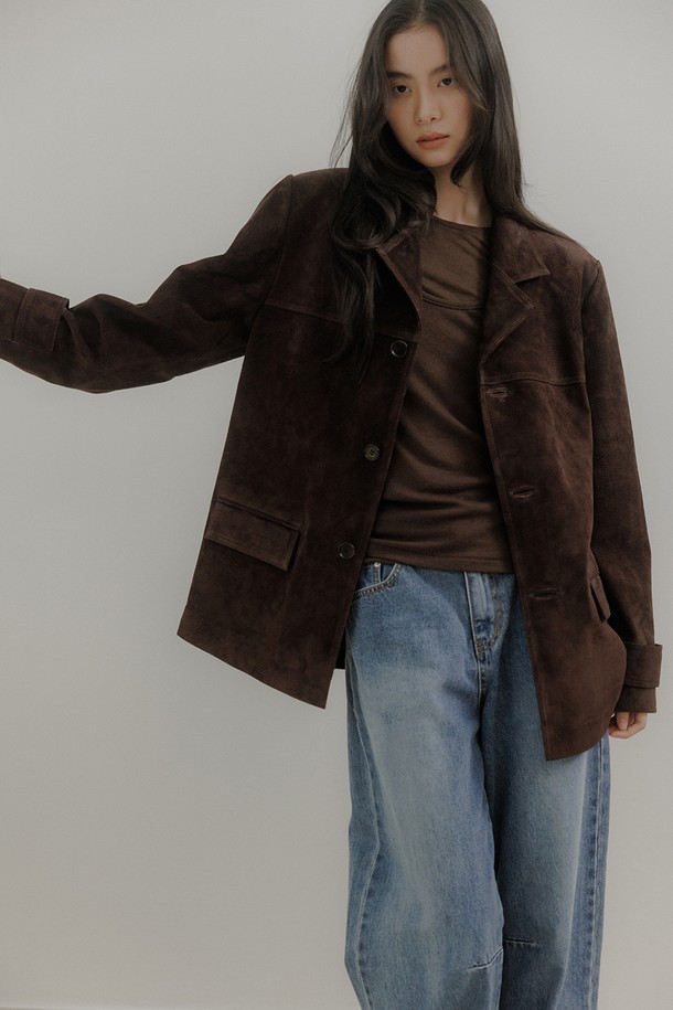 더오어 스웨이드 재킷 [브라운]은 부드러운 촉감의 스웨이드와 피그가죽 소재로 제작되어 고급스러운 분위기를 자아냅니다. 클래식하고 미니멀한 디자인으로, 데이트룩, 모임룩, 가을 나들이룩 등 다양한 TPO에 활용하기 좋습니다. 레귤러 핏과 중간 두께감으로 봄, 가을 시즌에 적합하며, 요크 디테일, 플랩 포켓, 드롭 숄더, 프리미엄 버튼 등 섬세한 디자인 요소가 돋보입니다. 브라운 컬러의 무지 자켓으로 어떤 스타일에도 쉽게 매치할 수 있으며, 긴 소매와 버튼 여밈 방식으로 깔끔하게 연출할 수 있습니다.
