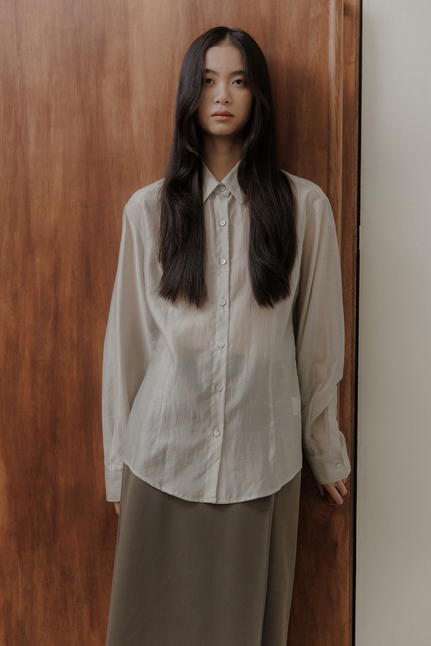 **슬림 라인 셔츠 [2colors]**

미니멀하고 베이직한 디자인의 여성용 슬림핏 셔츠입니다. 차이나칼라와 긴 소매 기장으로, 봄, 가을에 오피스룩, 출근룩, 비즈니스 캐주얼 등 다양한 TPO에 활용하기 좋습니다. 부드러운 폴리에스테르 소재로 제작되어 편안한 착용감을 선사하며, 얇은 두께감으로 간절기에도 부담 없이 즐길 수 있습니다. 심플한 디자인과 무지 패턴으로 미니멀, 클래식, 시크 스타일을 연출하기에 제격인 기본 셔츠입니다. 베이지 색상으로 출시되었습니다.
