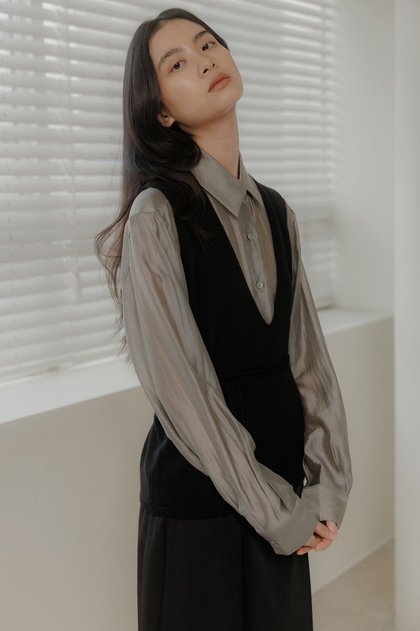 **레이어 니트 베스트 [2colors]**

부드러운 울 소재로 제작된 레이어 니트 베스트입니다. 아이보리, 블랙 두 가지 색상으로 출시되었으며, 릴랙스핏과 브이넥 디자인으로 편안하면서도 세련된 스타일을 연출합니다. 가을, 겨울 시즌에 어울리는 두꺼운 두께감과 넉넉한 암홀, 허리 스트랩으로 다양한 스타일링이 가능합니다. 무지, 케이블 패턴으로 베이직하면서도 클래식한 무드를 더하며, 데이트룩, 모임룩 등 다양한 TPO에 활용할 수 있습니다. 헤링본 마감 디테일이 돋보이는 니트 베스트로, 미니멀, 캐주얼, 클래식 스타일을 즐기는 여성분들께 추천합니다.
