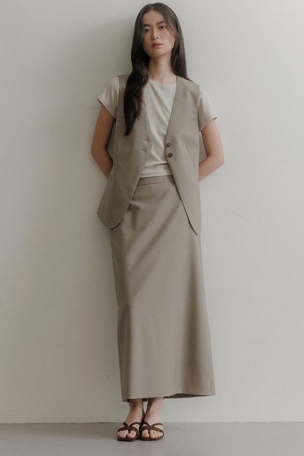 **시그니처 슬림 스커트 [카키]**

세련된 실루엣을 자랑하는 시그니처 슬림 스커트 [카키]입니다. 프리미엄 울 혼방 소재로 제작되어 부드러운 촉감과 두꺼운 두께감으로 사계절 내내 착용 가능합니다. 미니멀하고 클래식한 디자인에 A라인 핏, 백슬릿 디테일이 더해져 엘레강스한 무드를 연출합니다. 오피스룩, 모임룩, 비즈니스 캐주얼 등 다양한 TPO에 활용하여 클래식, 미니멀, 시크 스타일을 완성해보세요. 카키, 그레이, 블랙 세 가지 컬러 옵션으로 만나보실 수 있습니다.
