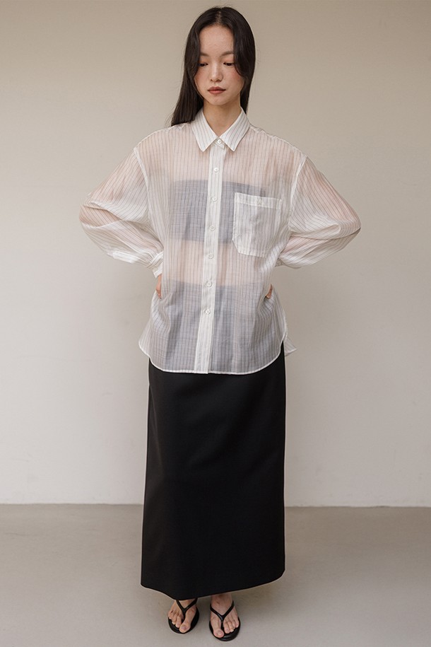 세련된 무드의 시그니처 슬림 스커트 [블랙]입니다. 울 혼방 소재로 제작되어 부드러운 촉감과 따뜻함을 선사하며, 사계절 내내 활용하기 좋습니다. 슬림핏 A라인 디자인에 무지 패턴과 백슬릿 디테일로 포인트를 더해 미니멀하면서도 클래식한 스타일을 연출합니다. 오피스룩, 모임룩, 출근룩 등 다양한 TPO에 활용 가능하며, 시크하고 세련된 스타일을 완성해 보세요. 블랙, 그레이, 카키 세 가지 컬러로 만나볼 수 있습니다.
