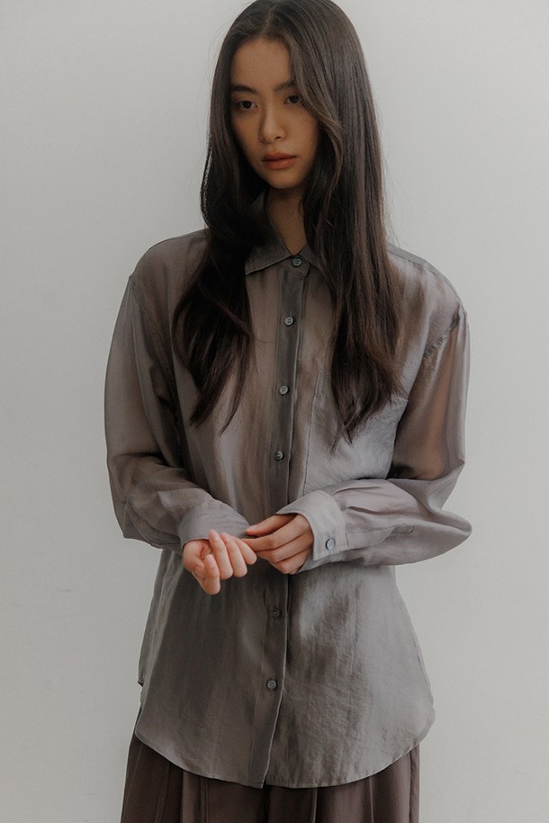 부드러운 면 소재로 제작되어 편안한 착용감을 선사하는 소프트 레이셔츠입니다. 차이나 칼라 디자인과 긴 소매 기장으로 클래식하면서도 미니멀한 스타일을 연출합니다. 얇은 두께감과 루즈핏으로 제작되어 봄, 가을 시즌에 활용하기 좋으며, 일상, 출근룩, 비즈니스 캐주얼 등 다양한 TPO에 매치할 수 있습니다. 무지 디자인에 그레이 컬러로 어떤 옷에도 쉽게 코디할 수 있으며, 부드러운 촉감으로 기분 좋은 착용감을 느낄 수 있습니다. 버튼 여밈 방식으로 간편하게 착용 가능하며, 베이직한 디자인으로 유행을 타지 않고 오래도록 즐겨 입을 수 있습니다.
