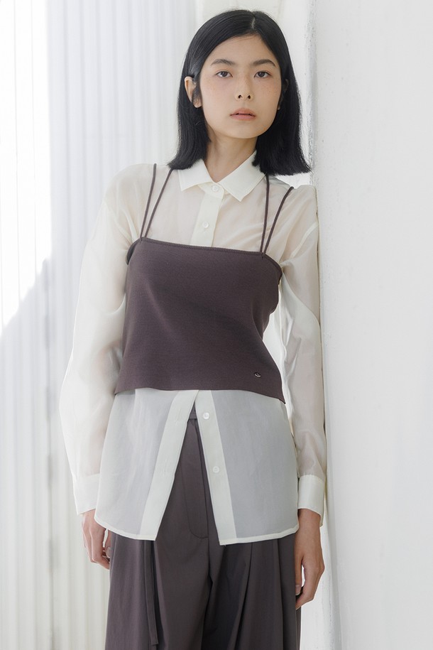 부드러운 촉감이 특징인 소프트 레이셔츠입니다. 베이직하고 미니멀한 스타일로, 봄, 가을에 활용하기 좋은 긴 소매 셔츠입니다. 얇은 두께감의 폴리에스테르 소재로 제작되었으며, 레귤러핏으로 편안하게 착용할 수 있습니다. 화이트 색상에 무지 패턴으로 어떤 옷에도 잘 어울립니다. 데이트룩, 카페룩, 오피스룩 등 다양한 TPO에 클래식, 미니멀, 캐주얼 스타일로 연출해보세요.
