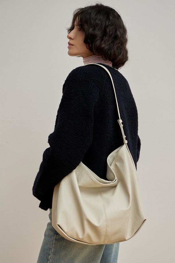 루네 멀티백 [크림]은 미니멀하고 모던한 스타일을 추구하는 여성들을 위한 라지 사이즈의 멀티백입니다. 비건 가죽 소재로 제작되었으며, 크림 컬러의 무지 디자인이 특징입니다. 오버사이즈 사각 쉐입에 숄더 및 크로스바디로 연출 가능하며, 비대칭 스트랩과 오리가미 스타일 바닥으로 세련된 포인트를 더했습니다. 내부에는 노트북 수납 공간과 다양한 수납을 위한 지퍼 포켓 및 오픈 포켓이 있어 실용적입니다. 오피스룩에 완벽하게 어울리는 데일리 가방으로, 마그네틱 잠금 방식으로 간편하게 사용할 수 있습니다.
