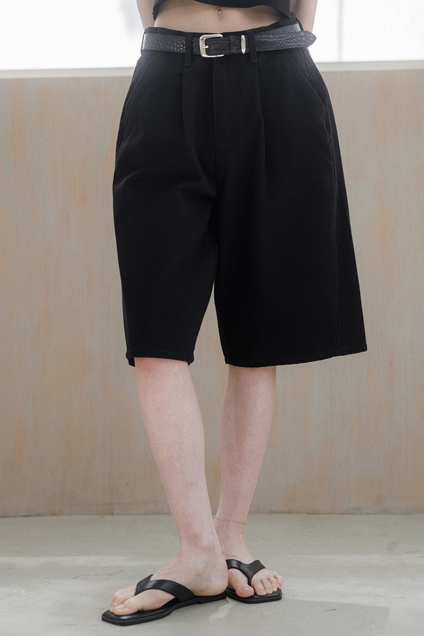 레바 스퀘어 레더벨트는 남녀 모두 착용 가능한 소가죽 벨트입니다. 블랙 컬러의 무지 디자인으로, 출근룩 및 비즈니스 캐주얼에 잘 어울립니다. 클래식, 미니멀, 시크 스타일을 연출하기에 적합하며, 스퀘어 버클 디테일이 특징입니다. 버클 여밈 방식으로 제작되어, 일상생활에서 폭넓게 활용할 수 있습니다. 고급스러운 소가죽 소재로 제작되어 튼튼하며, 오랫동안 사용할 수 있습니다.
