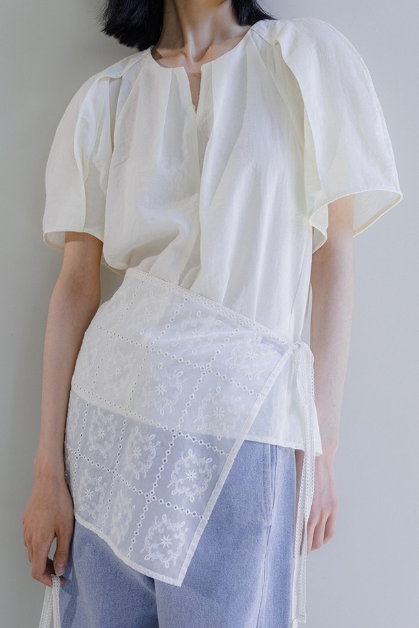 아이보리 컬러의 레이스 랩 스커트입니다. 면, 레이온, 나일론 혼방의 부드러운 레이스 소재로 제작되어 우아하고 페미닌한 무드를 연출합니다. 허리 조절이 가능한 2way 디자인으로 다양한 스타일을 소화할 수 있으며, 레이스 자수 디테일이 돋보입니다. 데일리룩, 카페룩, 데이트룩, 봄 소풍룩 혹은 촬영 소품으로 활용하기 좋습니다. 랩스커트 또는 에이프런 스타일로 연출 가능한 프리사이즈 아이템입니다.
