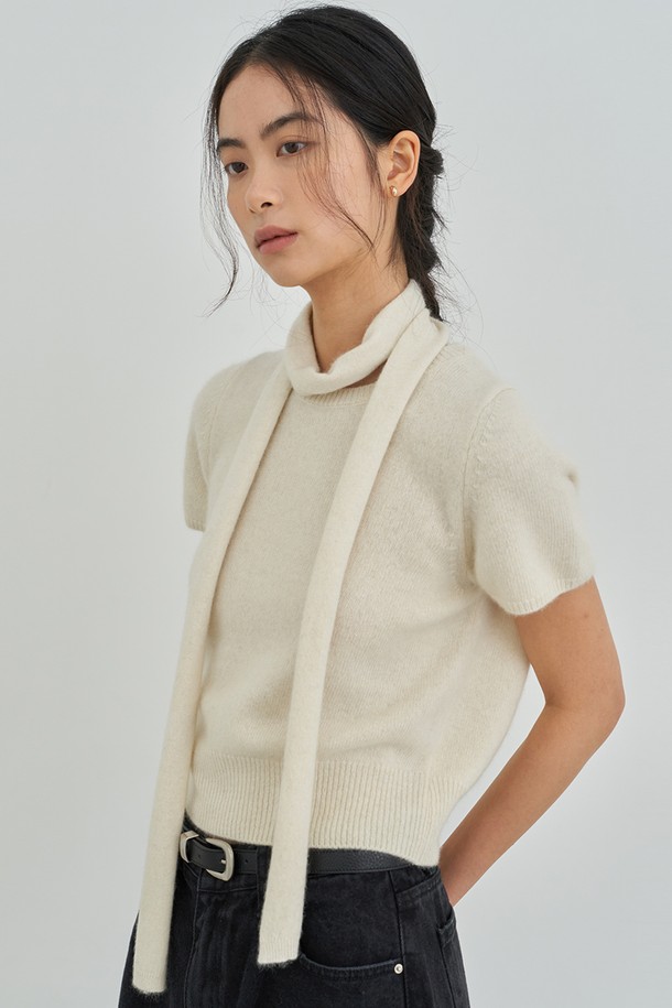 부드러운 니트 소재의 머플러 디테일이 돋보이는 여성용 하프 니트입니다. 아이보리, 블랙, 베이지 3가지 색상으로 출시되어, 가을과 겨울, 일상에서 미니멀하고 베이직한 스타일을 연출하기 좋습니다. 터틀넥 디자인과 반소매 기장, 레귤러 핏으로 편안한 착용감을 선사합니다. 중간 두께감의 무지 패턴으로 다양한 하의와 매치하여 클래식한 무드를 즐길 수 있습니다.
