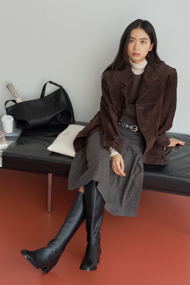 플리츠 랩 스커트[체크]는 클래식하고 미니멀한 스타일을 추구하는 여성분들을 위한 아이템입니다. 부드러운 촉감의 울 소재로 제작되어 가을과 겨울에 따뜻하게 착용할 수 있으며, 랩 디자인과 플리츠 디테일이 특징입니다. 미디 기장과 레귤러 핏으로 편안하면서도 세련된 실루엣을 연출하며, 오피스룩, 모임룩, 데이트룩 등 다양한 TPO에 활용할 수 있습니다. 그레이 컬러의 체크 패턴은 어떤 상의와도 쉽게 매치되어 활용도를 높입니다.
