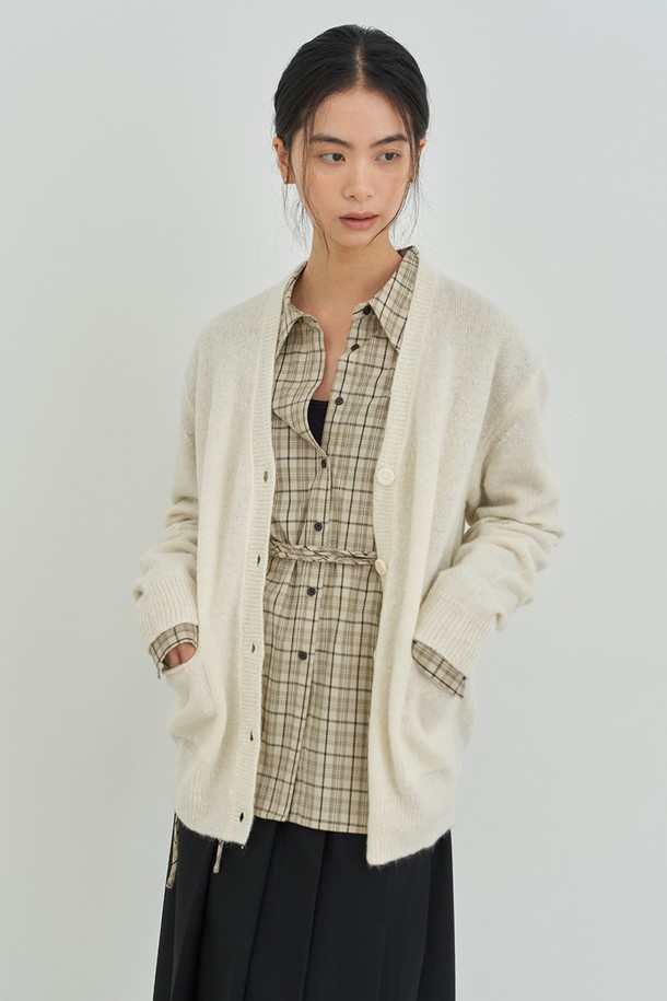 아이보리 컬러의 오버핏 니트 가디건입니다. 부드러운 촉감의 두꺼운 니트 소재로 제작되어 가을, 겨울철 따뜻하게 착용하기 좋습니다. 브이넥 라인과 버튼 디테일이 돋보이며, 캐주얼 및 미니멀 스타일 연출에 용이합니다. 데이트룩, 모임룩 등 다양한 TPO에 활용 가능하며, 넉넉한 오버핏으로 편안한 착용감을 선사합니다. 무지 디자인으로 베이직하면서도 세련된 느낌을 줍니다.
