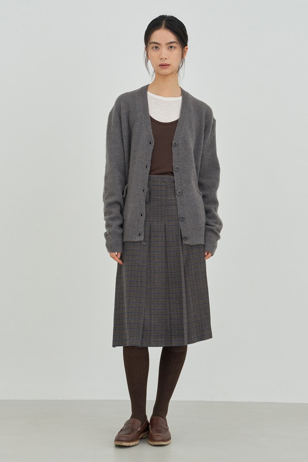 부드러운 촉감의 오버핏 니트 가디건 [차콜]입니다. 가을과 겨울에 따뜻하게 입을 수 있는 두꺼운 두께감의 니트 소재로 제작되었습니다. 베이직하고 캐주얼한 스타일로, 버튼 디테일이 돋보입니다. 넉넉한 오버핏으로 편안한 착용감을 선사하며, 다양한 룩에 활용하기 좋습니다. 데일리룩, 미니멀, 클래식 스타일을 즐겨 입는 분들께 추천합니다.
