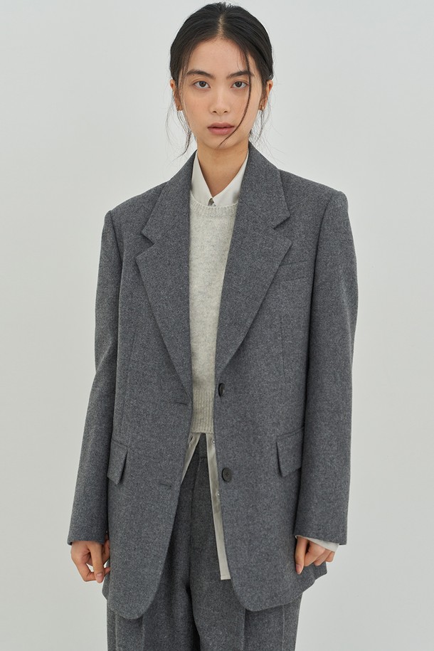 차분하고 세련된 분위기를 연출하는 여성 클래식 투버튼 재킷입니다. 차콜 그레이 컬러와 울 소재, 두꺼운 두께감으로 고급스러운 착용감을 선사합니다. 봄, 가을, 겨울 세 계절 모두 활용 가능하며, 오피스룩, 출근룩, 모임룩 등 다양한 TPO에 적합합니다. 레귤러핏과 무지 디자인, 긴소매, 투버튼 디테일이 클래식하고 미니멀한 스타일을 완성합니다.
