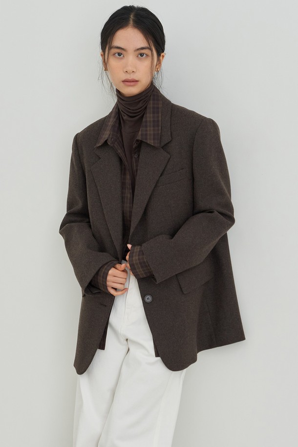 클래식 투버튼 재킷 [브라운]은 가을, 겨울 시즌 여성의 우아함을 더해줄 울 소재의 테일러드 재킷입니다. 미니멀하고 시크한 스타일을 연출하며, 레귤러핏과 크롭 기장으로 세련된 실루엣을 선사합니다. 톤 다운된 브라운 컬러는 어떤 옷에도 잘 어울리며, 출근룩, 오피스룩, 모임룩 등 다양한 TPO에 활용할 수 있습니다. 뻣뻣한 촉감의 두꺼운 울 소재와 긴 소매, 더블 버튼 여밈 디테일이 클래식한 무드를 강조합니다. 무지 패턴으로 깔끔함을 더한 이 재킷은 당신의 스타일을 한층 더 고급스럽게 만들어 줄 것입니다.
