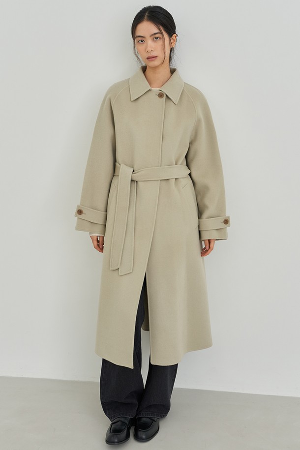 베이직하고 클래식한 무드의 맥시 레글런 코트입니다. 울 소재로 제작되어 가을, 겨울 시즌에 따뜻하게 착용할 수 있습니다. 톤 다운된 베이지 컬러와 벨트 세트 구성으로, 출근룩, 오피스룩, 모임룩 등 다양한 TPO에 활용 가능합니다. 레귤러핏으로 편안하게 떨어지는 핏이며, 긴 소매와 두꺼운 두께감으로 보온성을 높였습니다. 레글런 디자인으로 어깨 라인에 구애 없이 세련된 스타일을 연출할 수 있습니다.
