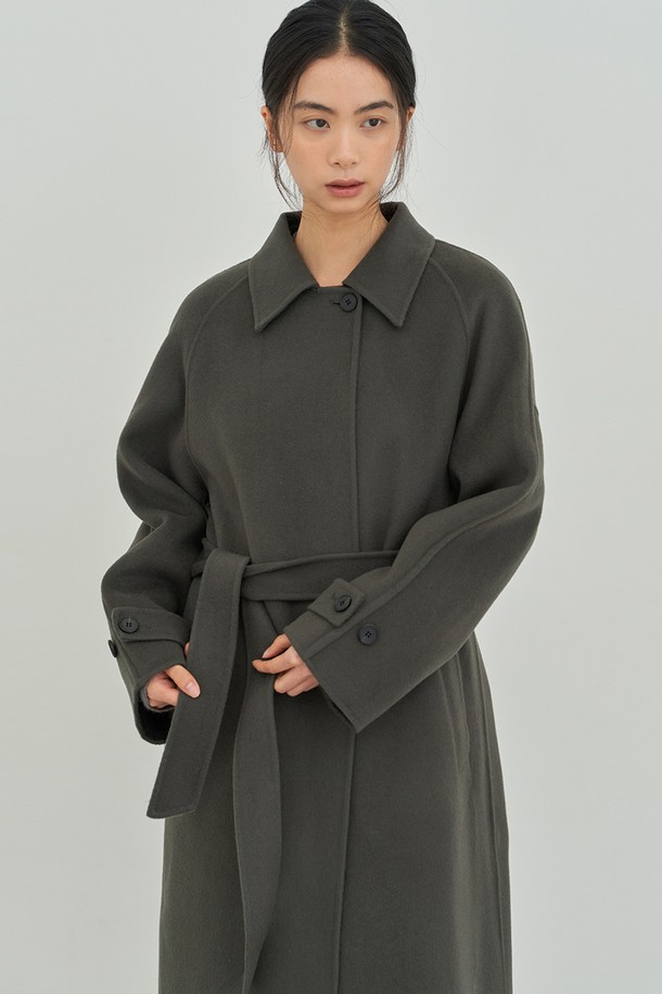 맥시 레글런 코트 [그레이]는 가을, 겨울 시즌에 어울리는 여성용 코트입니다. 미니멀하고 베이직한 스타일로, 출근룩, 오피스룩, 모임룩 등 다양한 TPO에 활용 가능합니다. 울 소재의 두꺼운 원단과 오버핏 디자인으로 따뜻함과 스타일을 동시에 잡았습니다. 레글런 소매와 벨트 디테일이 특징이며, 클래식, 미니멀, 시크 스타일을 연출하기 좋습니다. 무지 디자인과 긴 소매 기장, 맥시 기장으로 세련된 핏을 완성합니다.
