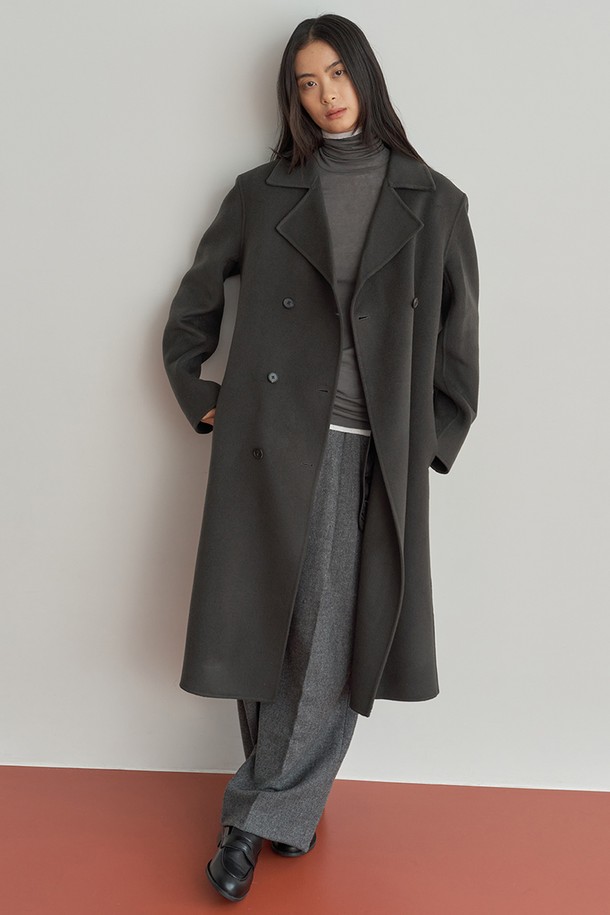 세련된 분위기를 연출하는 여성 오버핏 더블 코트입니다. 톤 다운된 차콜 그레이 컬러로, 어떤 룩에도 쉽게 매치하여 미니멀하고 베이직한 스타일을 완성할 수 있습니다. 울 소재 특유의 고급스러운 질감과 두께감으로 가을, 겨울 시즌 따뜻하게 착용 가능합니다. 노치드 라펠 디테일과 롱 기장, 더블 버튼 여밈으로 클래식하면서도 시크한 매력을 더했습니다. 출근룩, 오피스룩, 모임룩 등 다양한 TPO에 활용하기 좋습니다.
