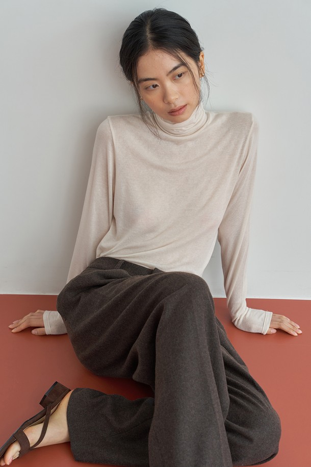 **울 터틀넥 티셔츠 [4color]**

부드러운 촉감의 울(wool), 텐셀, 스판덱스 혼방 소재로 제작된 울 터틀넥 티셔츠입니다. 모던하고 베이직한 스타일로, 가을과 겨울에 데일리룩과 오피스룩 모두 활용하기 좋습니다. 하이넥 디자인과 4가지 다채로운 컬러(브라운, 크림, 차콜그레이, 블랙) 옵션으로 폭넓은 선택이 가능합니다. 레귤러핏에 긴 소매 기장으로, 다양한 하의와 레이어드하여 스타일리시하게 연출할 수 있습니다. 헴라인 디테일 처리로 깔끔한 마감 처리를 자랑합니다.
