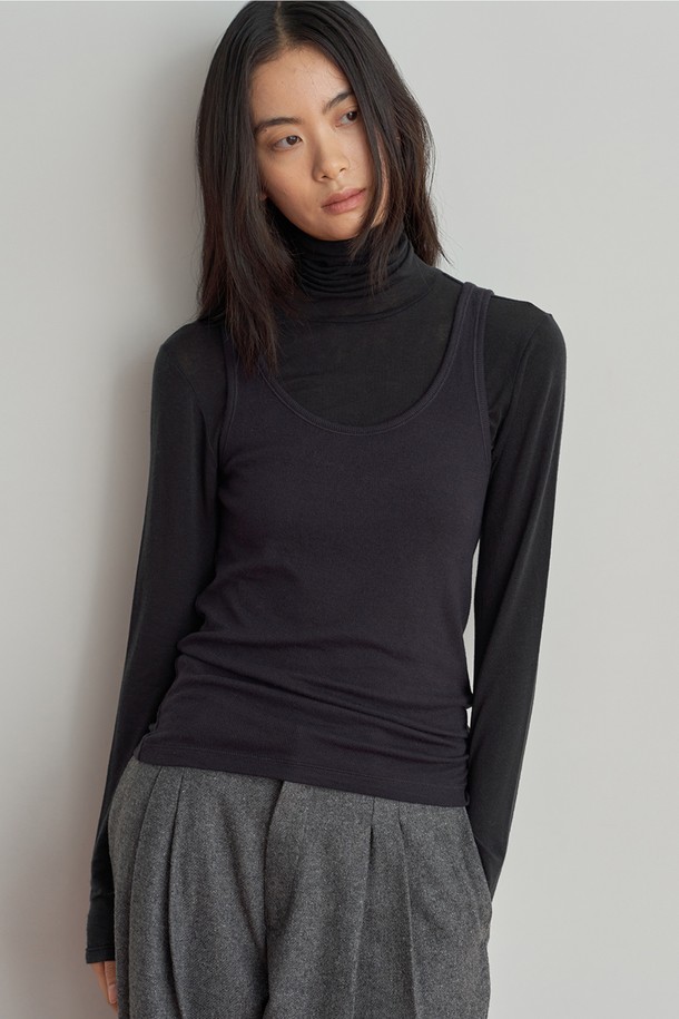 부드러운 울 소재로 제작되어 포근한 착용감을 선사하는 울 터틀넥 티셔츠입니다. 베이직하고 미니멀한 디자인으로, 가을과 겨울철 출근룩에 클래식, 미니멀, 캐주얼 등 다양한 스타일로 활용하기 좋습니다. 블랙, 그레이, 화이트, 브라운, 베이지 5가지 기본 컬러로 출시되어, 어떤 하의와도 쉽게 매치할 수 있습니다. 레귤러 핏에 긴 소매 기장으로, 보온성을 높여 추운 날씨에도 따뜻하게 입을 수 있습니다. 터틀넥 디자인이 목을 감싸주어 더욱 따뜻하고 세련된 느낌을 줍니다.
