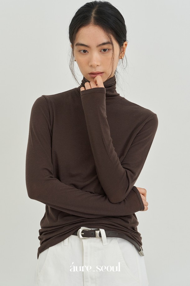 이번 시즌, 당신의 옷장에 깊이를 더해 줄 울 터틀넥 티셔츠입니다. 부드러운 촉감의 울 소재로 제작되어 가을과 겨울, 쌀쌀한 날씨에도 따뜻하고 편안하게 착용할 수 있습니다. 슬림핏 디자인과 레귤러 기장으로 어떤 하의에도 잘 어울리며, 베이직하고 미니멀한 스타일을 연출하기 좋습니다. 브라운, 블랙, 화이트, 베이지, 그레이 5가지의 다채로운 컬러로 준비되어 출근룩은 물론, 데일리룩으로도 활용하기 좋습니다. 심플하면서도 세련된 디자인으로 당신의 겨울 스타일링에 포인트가 되어줄 것입니다.
