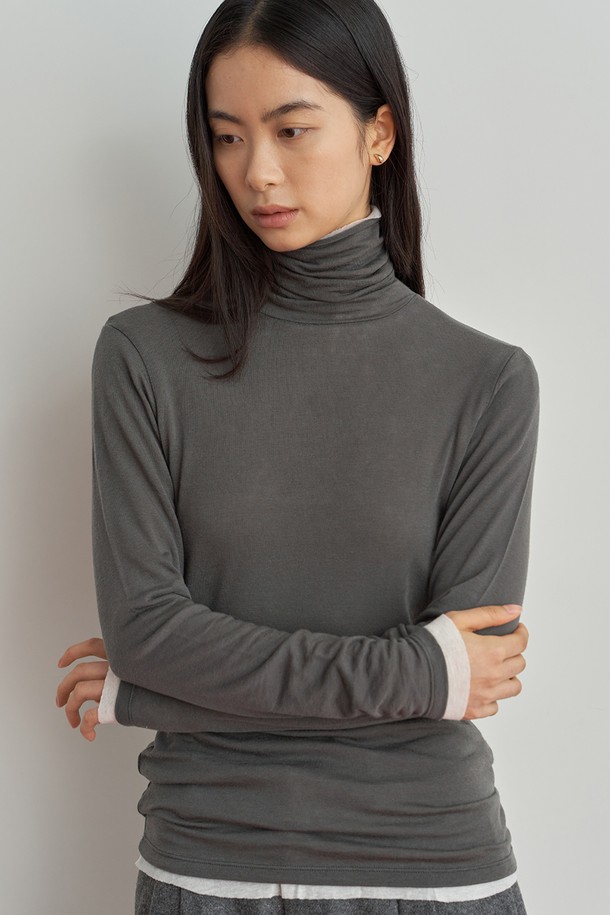 부드러운 울 소재로 제작되어 포근함을 선사하는 여성용 울 터틀넥 티셔츠입니다. 미니멀하고 베이직한 디자인으로 가을, 겨울철 일상룩에 활용하기 좋습니다. 레귤러핏으로 편안하게 착용 가능하며, 두꺼운 두께감과 보온성으로 추운 날씨에도 따뜻함을 유지해 줍니다. 그레이 컬러로 다양한 스타일의 연출이 용이하며, 클래식하고 미니멀한 무드를 더해줍니다. 긴 소매와 터틀넥 디자인으로 세련된 분위기를 자아냅니다.
