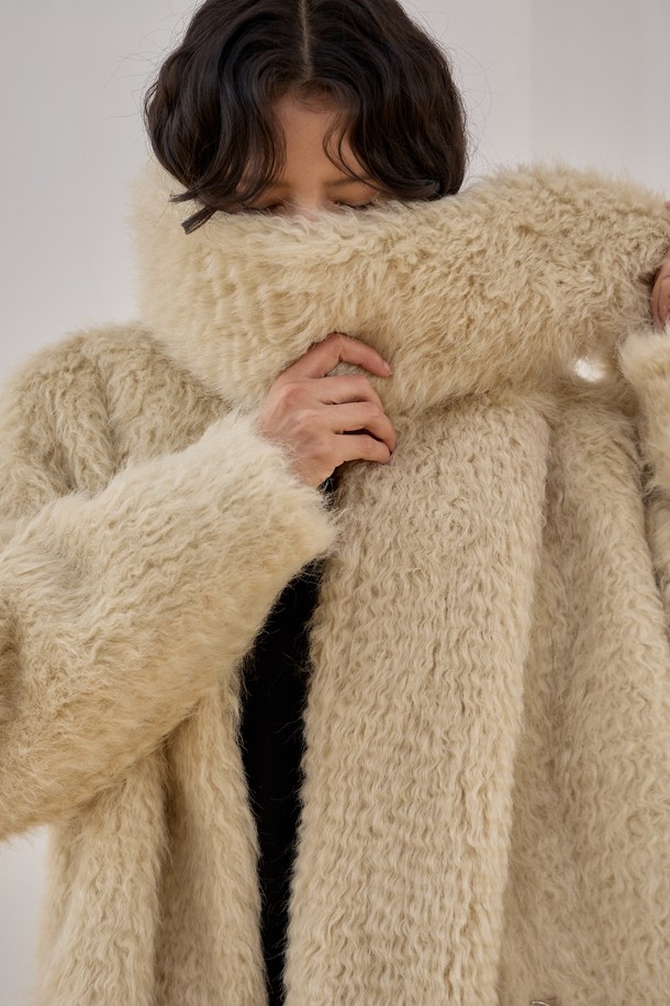 멜로우 컬 머플러는 부드러운 촉감과 뛰어난 보온성을 자랑하는 겨울철 필수 아이템입니다. 울, 아크릴, 모달 혼방 소재로 제작되어 포근함을 선사하며, 두 가지 톤의 컬 텍스처가 우아하고 베이직한 스타일을 연출합니다. 출근룩이나 모임룩에 매치하여 클래식하면서도 미니멀한 분위기를 더해보세요. 자연스러운 헤어리 텍스처와 적당한 길이감, 가벼운 무게감으로 편안하게 착용할 수 있습니다. 멜로우 컬 머플러는 브랜드 라벨로 디자인의 완성도를 높였습니다.
