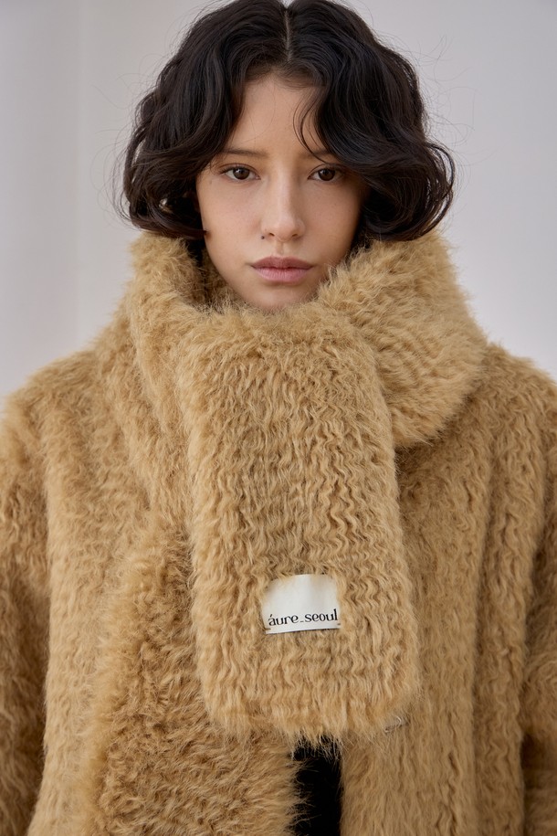 멜로우 컬 머플러는 부드러운 촉감과 자연스러운 헤어리 텍스처가 돋보이는 겨울 머플러입니다. 울, 아크릴, 모달 혼방 소재로 제작되어 보온성이 뛰어나며, 두꺼운 두께감으로 포근하게 착용할 수 있습니다. 멜로우 컬 패턴이 내추럴한 스타일을 연출하며, 캐멀(Camel)과 베이지(Beige) 두 가지 색상으로 제공됩니다. 산책룩, 클래식, 미니멀, 캐주얼 룩에 모두 잘 어울리며, 가볍고 적당한 길이감으로 편안하게 착용할 수 있습니다. FREE 사이즈로 누구나 부담 없이 착용 가능하며, 브랜드 라벨 디테일이 돋보입니다.
