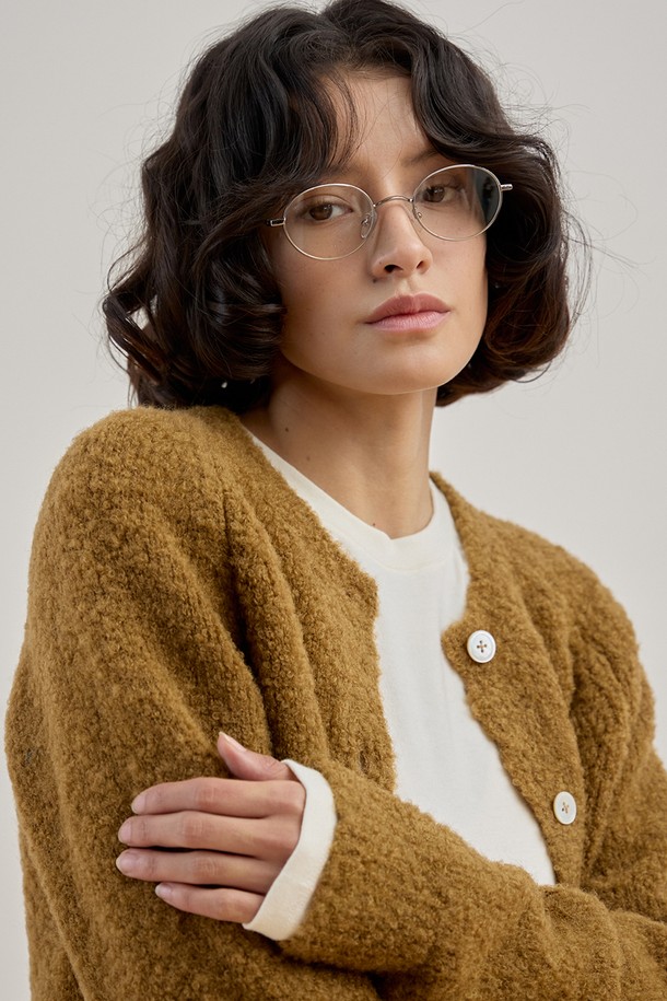 따뜻하고 포근한 젠틀 부클 가디건 [카멜]입니다. 울, 나일론, 스판덱스 혼방 소재로 제작되어 부드러운 촉감과 뛰어난 보온성을 자랑하며, 롱 기장과 릴랙스 핏으로 편안한 착용감을 선사합니다. 부클 패턴과 싱글 버튼, 래글런 소매 디테일, 그리고 은은하게 빛나는 진주 단추가 클래식하고 여성스러운 분위기를 더합니다. 출근룩, 모임룩 등 다양한 TPO에 활용 가능하며, 미니멀하고 클래식한 스타일을 즐기는 여성분들께 추천합니다. 겨울철 따뜻함과 스타일을 동시에 잡으세요.
