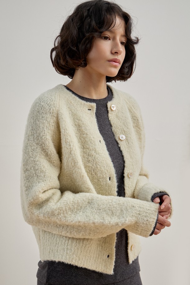 부드러운 촉감의 젠틀 부클 가디건 [크림]입니다. 포근한 울, 나일론, 스판덱스 혼방 소재로 제작되어 겨울철에도 따뜻하게 착용할 수 있습니다. 래글런 소매와 릴랙스핏 디자인으로 편안한 착용감을 선사하며, 라운드넥과 진주 단추 디테일이 클래식하고 여성스러운 분위기를 더합니다. 데이트룩, 모임룩 등 다양한 TPO에 활용 가능하며, 스커트, 팬츠 모두 잘 어울려 미니멀, 캐주얼 스타일을 연출하기 좋습니다. 크림, 카멜, 레드, 네이비 총 4가지 컬러로 만나보세요.
