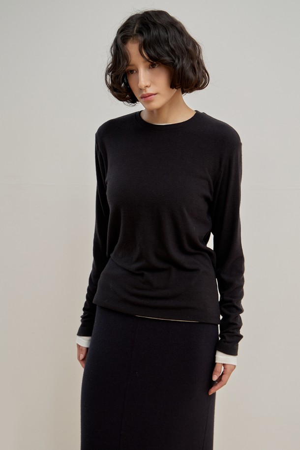 **젠틀 레이어 티셔츠 [3Colors]**

부드러운 촉감의 아크릴, 레이온, 앙고라, 스판덱스 혼방 소재로 제작되어 겨울과 봄에 따뜻하게 착용 가능한 여성 티셔츠입니다. 베이직한 디자인에 릴랙스 핏으로 편안함을 더했으며, 라운드넥과 긴 소매 기장으로 깔끔한 실루엣을 연출합니다. 아이보리, 차콜, 블랙 세 가지 컬러로 출시되어 다양한 스타일과 코디네이션이 가능합니다. 레이어드 스타일링이 용이하며, 넥라인, 소매, 밑단 마감 처리로 완성도를 높였습니다. 미니멀, 클래식, 캐주얼 스타일을 즐겨 입는 고객에게 데일리 아이템으로 추천합니다.
