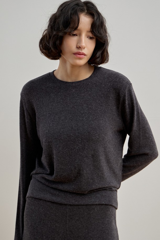 젠틀 레이어 티셔츠 [3Colors]는 부드러운 촉감의 아크릴, 레이온, 앙고라, 스판덱스 혼방 소재로 제작되어 겨울과 봄철에 따뜻하게 착용하기 좋습니다. 릴랙스핏 디자인에 라운드넥으로 편안한 착용감을 선사하며, 베이직한 무지 디자인으로 다양한 스타일 연출이 가능합니다. 깔끔한 마감 처리된 넥라인, 소매, 밑단이 특징이며, 레이어드 스타일링에 최적화된 실루엣을 자랑합니다. 아이보리, 차콜, 블랙 3가지 색상으로 출시되었으며, FREE 사이즈로 폭넓은 체형에 대응합니다. 출근룩, 클래식, 미니멀, 캐주얼 스타일을 즐겨 입는 여성분들께 추천합니다.
