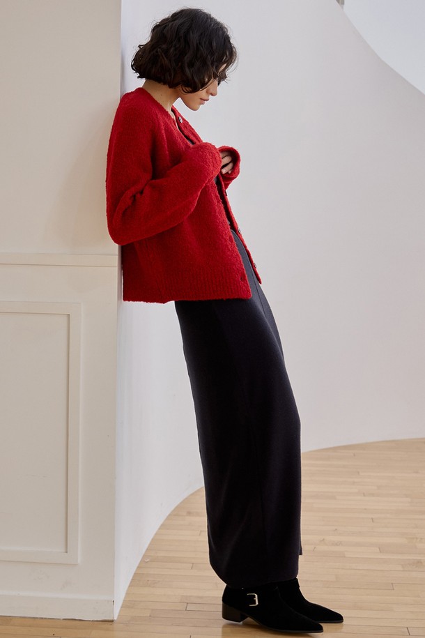 젠틀 맥시 스커트 [2Colors]는 부드러운 촉감의 아크릴, 레이온, 앙고라, 스판덱스 혼방 소재로 제작되어 겨울과 봄에 따뜻하게 착용하기 좋습니다. 미니멀하고 베이직한 디자인으로 일상복으로 활용도가 높으며, A라인 핏과 루즈핏으로 편안한 착용감을 선사합니다. 차콜, 블랙 두 가지 색상으로 출시되었으며, 전체 밴딩과 신축성 있는 소재, 이중 안감 처리로 편안함과 활동성을 더했습니다. 데일리룩으로 손색없는 젠틀 맥시 스커트와 함께 미니멀하고 클래식한 스타일을 연출해보세요.
