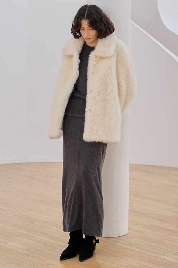 젠틀 맥시 스커트 [2Colors]는 여성 고객을 위한 미니멀하고 베이직한 스타일의 맥시 스커트입니다. 차콜과 블랙 두 가지 색상으로 출시되었으며, 겨울과 봄에 착용하기 좋습니다. 부드러운 촉감의 아크릴, 레이온, 앙고라, 스판덱스 혼방 소재로 제작되어 편안한 착용감을 선사합니다. H라인의 레귤러 핏에 밴딩 허리와 신축성이 더해져, 출근룩으로도 손색없는 스트레이트 실루엣을 연출합니다. 안감이 있어 더욱 안정적인 착용감을 제공합니다.
