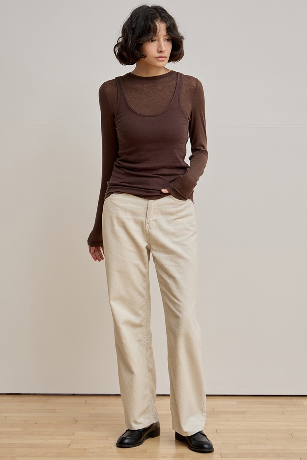 **코듀로이 데님 팬츠 [크림]**는 부드러운 촉감의 코듀로이 소재와 데님을 결합하여 따뜻함과 스타일을 동시에 잡은 겨울철 필수 아이템입니다. 다리 라인을 깔끔하게 잡아주는 일자핏으로, 베이직한 스타일을 연출하여 다양한 상의와 매치하기 좋습니다. 안정감 있는 앞뒤 밑위 설계로 편안한 착용감을 선사하며, 뒤 허리단 가죽 패치 로고가 은은한 포인트를 더합니다. 크림 컬러는 포근하고 부드러운 분위기를 자아내며, 클래식, 미니멀, 캐주얼 등 폭넓은 스타일에 활용할 수 있습니다.
