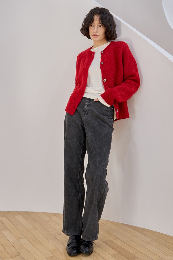 차분하고 세련된 무드의 코듀로이 데님 팬츠 [차콜]입니다. 부드러운 촉감의 코듀로이 소재와 면 혼방으로 제작되어 포근하고 편안한 착용감을 선사합니다. 릴랙스핏과 스트레이트 핏으로 제작되어, 어떤 스타일에도 자연스럽게 어울립니다. 깔끔한 레그라인과 안정적인 허리, 힙 디자인이 돋보이며, 뒷면 허리 부분에는 가죽 패치가 부착되어 있습니다. 겨울철 캐주얼 룩을 완성할 수 있는, 두께감 있는 긴 기장의 차콜 컬러 바지입니다.
