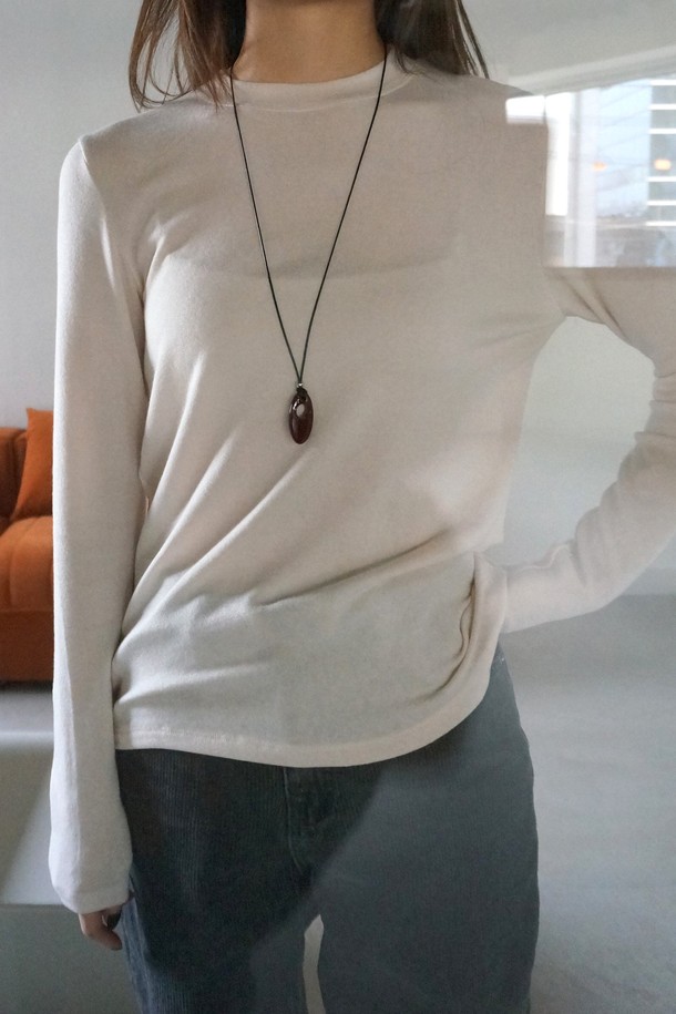 **[코오롱몰 단독 상품] 메리노 소프트 라운드 티**는 부드러운 촉감의 메리노울, 텐셀, 스판덱스 혼방 소재로 제작되어 겨울철에도 따뜻하게 착용할 수 있는 티셔츠입니다. 베이직하고 미니멀한 디자인으로 출근룩, 모임룩 등 다양한 TPO에 활용 가능하며, 클래식, 미니멀, 캐주얼 스타일 모두 소화합니다. 라운드넥, 긴 소매, 레귤러 핏, 레귤러 기장으로 편안한 착용감을 선사하며, 크림 옐로우, 멜란지 그레이, 아이보리, 브라운, 핑크, 블랙 등 다채로운 6가지 색상으로 만나보세요. 어깨 실리콘 테이프 처리와 깔끔한 스티치 마감, 하단 뒷면 자수 로고, 투명도 방지 기능, 뛰어난 보온성까지 갖춘 실용적인 아이템입니다.
