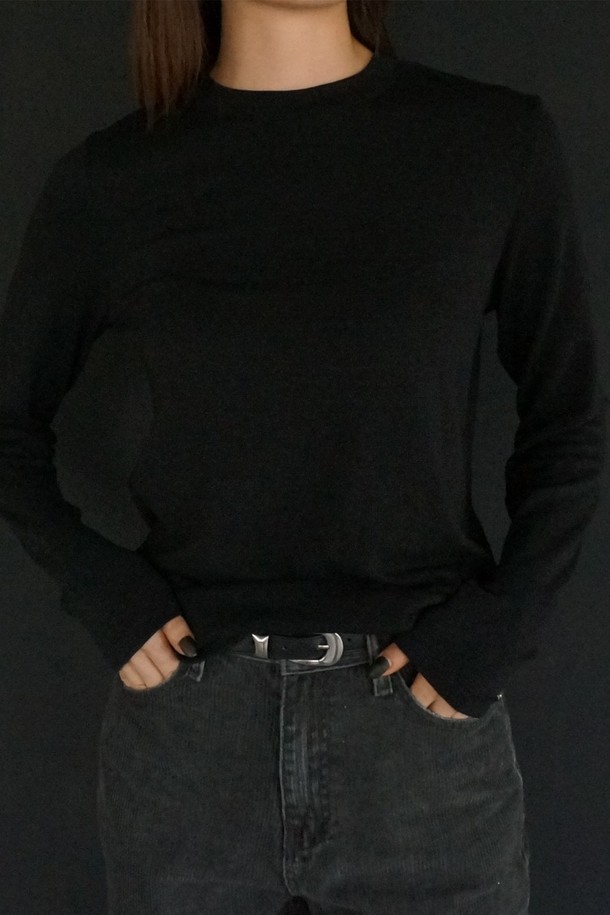 코오롱몰 단독 상품, 메리노 소프트 라운드 티셔츠입니다. 부드러운 촉감의 메리노 울, 텐셀, 스판덱스 혼방 소재로 제작되어 겨울철에도 따뜻하고 편안하게 착용 가능합니다. 베이직하고 미니멀한 디자인으로 일상복으로 활용도가 높으며, 레귤러 핏에 라운드넥으로 제작되었습니다. 다양한 색상(크림, 옐로우, 멜란지 그레이, 아이보리, 브라운, 핑크, 블랙)으로 출시되어 취향에 맞게 선택할 수 있습니다. 어깨 실리콘 테이프 처리와 하단 로고 자수로 디테일을 더했으며, 레이어드하여 다양한 스타일을 연출할 수 있습니다.
