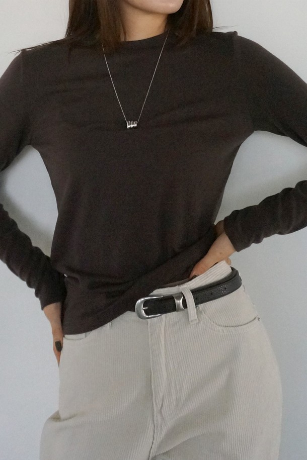 코오롱몰 단독 상품인 메리노 소프트 라운드 티셔츠입니다. 부드러운 촉감의 메리노 울, 텐셀, 스판덱스 혼방 소재로 제작되어 겨울철 보온성을 높여줍니다. 베이직하고 미니멀한 디자인으로 일상, 출근룩 등 다양한 스타일 연출에 활용할 수 있습니다. 레귤러핏 라운드넥 긴소매 티셔츠로, 어깨 실리콘 테이프 처리와 깔끔한 봉제 마감으로 완성도를 높였습니다. 하단 자수 로고와 레이어드하여 착용할 수 있는 실용적인 제품입니다.
