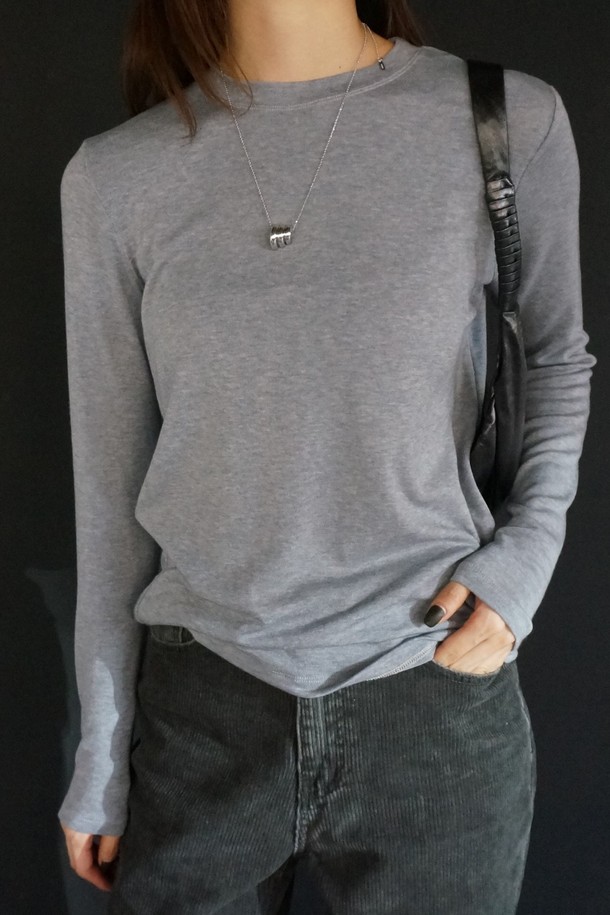 코오롱몰 단독 상품인 메리노 소프트 라운드 티셔츠입니다. 부드러운 촉감의 메리노 울, 텐셀, 스판덱스 혼방 소재로 제작되어 겨울철에도 따뜻하고 편안하게 착용 가능합니다. 베이직하고 미니멀한 디자인으로 다양한 스타일 연출에 활용할 수 있으며, 출근룩에도 잘 어울립니다. 어깨 실리콘 테이프 처리와 로고 자수 포인트로 디테일을 더했으며, 레이어드하여 보온성을 더욱 높일 수 있습니다. 크림, 옐로우, 멜란지 그레이, 아이보리, 브라운, 핑크, 블랙 등 다채로운 7가지 컬러로 만나보세요.
