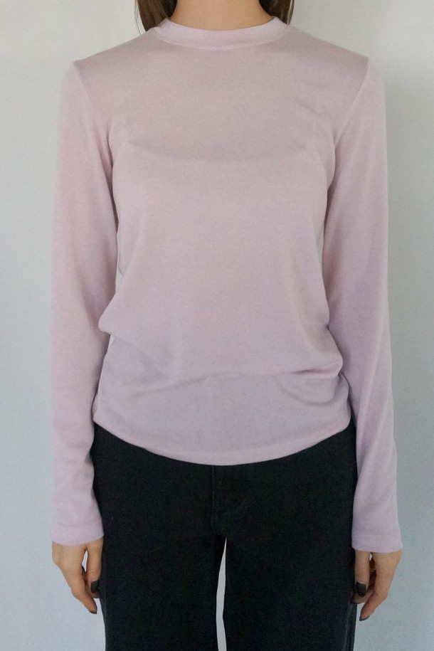 코오롱몰 단독 상품, 메리노 소프트 라운드 티셔츠입니다. 부드러운 촉감의 메리노 울, 텐셀, 스판덱스 혼방 소재로 제작되어 겨울철에도 따뜻하고 편안하게 착용 가능합니다. 베이직하고 미니멀한 디자인으로 출근룩, 모임룩 등 다양한 TPO에 활용하기 좋습니다. 레귤러핏 라운드넥 긴소매 스타일이며, 어깨 실리콘 테이프 처리와 깔끔한 스티치 마감으로 퀄리티를 높였습니다. 하단에는 아우레서울 로고 자수가 포인트로, 은은한 멋을 더합니다. 핑크 컬러의 무지 티셔츠로 미니멀, 클래식, 캐주얼 스타일을 연출해보세요.
