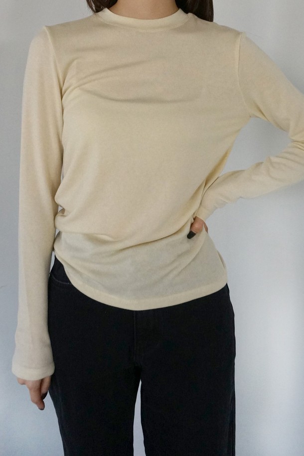 코오롱몰 단독으로 선보이는 메리노 소프트 라운드 티셔츠입니다. 부드러운 촉감의 메리노 울, 텐셀, 스판덱스 혼방 소재로 제작되어 겨울철에도 따뜻하고 편안하게 착용 가능합니다. 베이직하고 미니멀한 디자인으로 일상복은 물론, 집콕룩, 산책룩 등 다양한 TPO에 활용하기 좋습니다. 릴랙스 핏에 라운드넥으로 편안함을 더했으며, 어깨 실리콘 테이프 처리와 하단 로고 자수로 디테일을 살렸습니다. 레이어드하여 더욱 다채로운 스타일을 연출할 수 있습니다.
