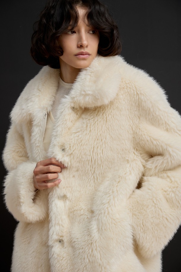 클래식하고 우아한 무드의 '스노우 베일 재킷' [아이보리] 입니다. 부드러운 촉감의 두꺼운 폴리에스테르 소재로 제작되어 겨울철에도 따뜻하게 착용할 수 있습니다. 라운드 칼라와 볼륨감 있는 퍼 소재가 돋보이며, 릴랙스 핏으로 편안한 착용감을 선사합니다. 버튼 여밈 방식으로 간편하게 스타일링 할 수 있으며, 레이어드하여 다양한 스타일을 연출할 수 있습니다. 데이트룩, 모임룩, 연말 모임룩 등 특별한 날에 '스노우 베일 재킷'으로 로맨틱하고 미니멀한 스타일을 완성해 보세요.
