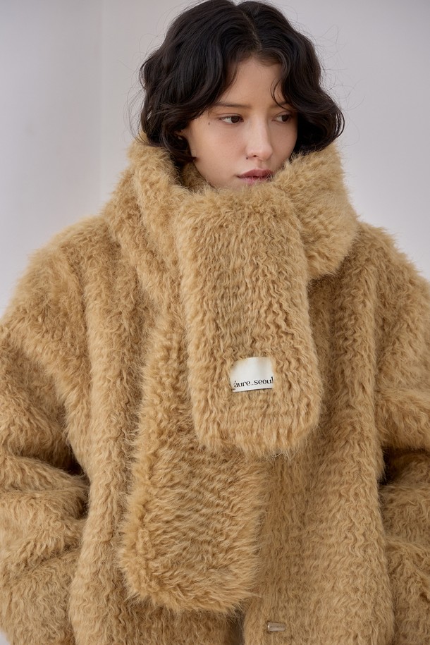 멜로우 컬 머플러는 부드러운 촉감과 자연스러운 헤어리 텍스처가 돋보이는 겨울 머플러입니다. 울, 아크릴, 모달 혼방 소재로 제작되어 보온성이 뛰어나며, 두꺼운 두께감으로 포근하게 착용할 수 있습니다. 멜로우 컬 패턴이 내추럴한 스타일을 연출하며, 캐멀(Camel)과 베이지(Beige) 두 가지 색상으로 제공됩니다. 산책룩, 클래식, 미니멀, 캐주얼 룩에 모두 잘 어울리며, 가볍고 적당한 길이감으로 편안하게 착용할 수 있습니다. FREE 사이즈로 누구나 부담 없이 착용 가능하며, 브랜드 라벨 디테일이 돋보입니다.
