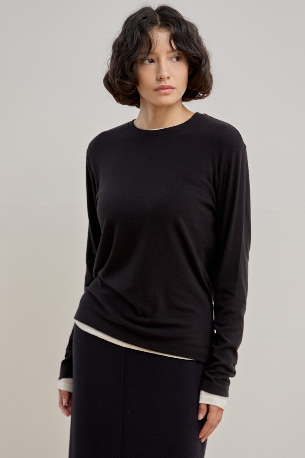 **젠틀 레이어 티셔츠 [3Colors]**

부드러운 촉감의 아크릴, 레이온, 앙고라, 스판덱스 혼방 소재로 제작되어 겨울과 봄에 따뜻하게 착용 가능한 여성 티셔츠입니다. 베이직한 디자인에 릴랙스 핏으로 편안함을 더했으며, 라운드넥과 긴 소매 기장으로 깔끔한 실루엣을 연출합니다. 아이보리, 차콜, 블랙 세 가지 컬러로 출시되어 다양한 스타일과 코디네이션이 가능합니다. 레이어드 스타일링이 용이하며, 넥라인, 소매, 밑단 마감 처리로 완성도를 높였습니다. 미니멀, 클래식, 캐주얼 스타일을 즐겨 입는 고객에게 데일리 아이템으로 추천합니다.
