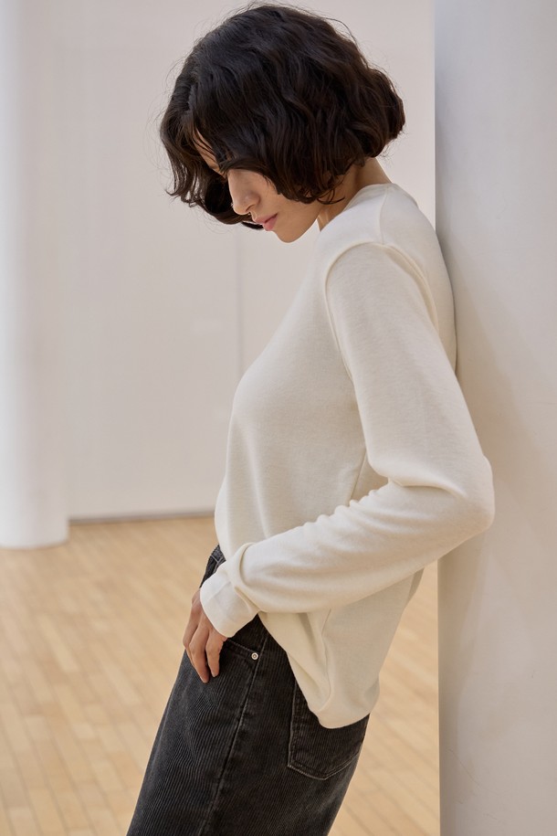 젠틀 레이어 티셔츠 [3Colors]는 부드러운 촉감의 아크릴, 레이온, 앙고라, 스판덱스 혼방 소재로 제작된 여성 티셔츠입니다. 겨울과 봄에 어울리는 두꺼운 두께감과 릴랙스핏으로 편안한 착용감을 선사하며, 라운드넥과 긴 소매 디자인으로 부드러운 분위기를 연출합니다. 아이보리, 차콜, 블랙 3가지 색상으로 출시되어 다양한 스타일에 매치하기 용이하며, 베이직한 디자인으로 출근룩은 물론 클래식, 미니멀, 캐주얼 등 폭넓게 활용할 수 있습니다. 레이어드 스타일링에 최적화되어 있으며, 넥라인, 소매, 밑단의 깔끔한 마감과 안정적인 드레이프성이 특징입니다.
