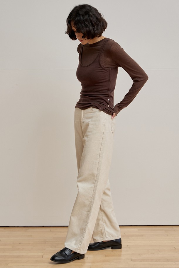 **코듀로이 데님 팬츠 [크림]**는 부드러운 촉감의 코듀로이 소재와 데님을 결합하여 따뜻함과 스타일을 동시에 잡은 겨울철 필수 아이템입니다. 다리 라인을 깔끔하게 잡아주는 일자핏으로, 베이직한 스타일을 연출하여 다양한 상의와 매치하기 좋습니다. 안정감 있는 앞뒤 밑위 설계로 편안한 착용감을 선사하며, 뒤 허리단 가죽 패치 로고가 은은한 포인트를 더합니다. 크림 컬러는 포근하고 부드러운 분위기를 자아내며, 클래식, 미니멀, 캐주얼 등 폭넓은 스타일에 활용할 수 있습니다.
