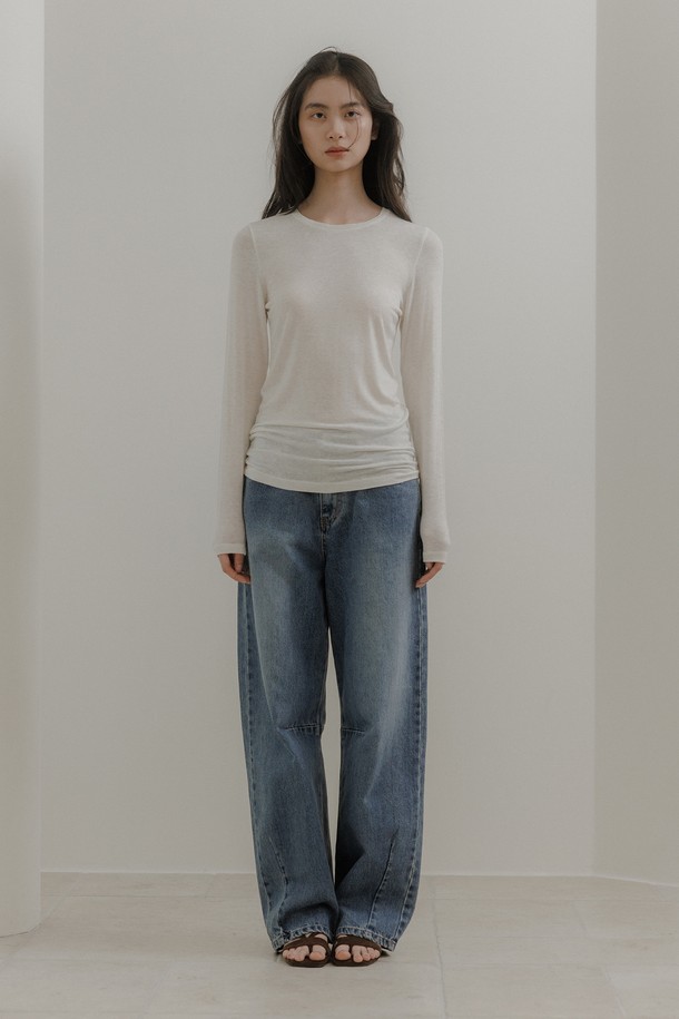 부드러운 촉감이 돋보이는 뉴울 베이직 티셔츠 [아이보리]입니다. 아크릴, 레이온, 울, 스판덱스 혼방 소재로 제작되어 얇지만 따뜻한 겨울철 레이어드 아이템으로 적합합니다. 라운드넥에 레귤러핏으로 제작되었으며, 무지 디자인에 센터백 심라인 디테일과 하이라이즈 디테일이 특징입니다. 신축성이 있어 편안한 착용감을 선사하며, 미니멀, 클래식, 캐주얼 스타일을 즐겨 입는 여성분들께 추천합니다. 겨울 데일리룩이나 집콕룩으로 활용하기 좋습니다.
