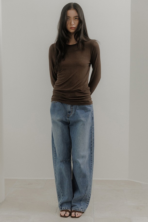 겨울 데일리룩을 위한 뉴울 베이직 티셔츠 [브라운]입니다. 부드러운 촉감의 아크릴, 레이온, 울, 스판덱스 혼방 소재로 제작되어 편안한 착용감을 선사합니다. 레귤러핏에 라운드넥 디자인으로, 어떤 스타일에도 잘 어울립니다. 긴소매와 얇은 두께감으로 레이어드하여 다양한 스타일을 연출할 수 있으며, 백 센터 심 디테일과 버튼 포인트 슬리브리스 디자인이 특징입니다. 신축성이 우수하여 활동성이 뛰어나며, 클래식, 미니멀, 캐주얼 스타일을 즐겨 입는 여성분들께 추천합니다.
