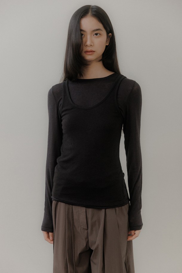 **뉴울 베이직 티셔츠 [블랙]**는 겨울철 여성 데일리룩, 집콕룩, 오피스룩에 어울리는 베이직 스타일의 긴소매 티셔츠입니다. 슬림핏 라운드넥 디자인으로, 아크릴, 레이온, 울, 스판덱스 혼방 소재로 제작되어 부드러운 촉감과 신축성을 제공합니다. 얇은 두께감으로 이너로 활용하기 좋으며, 등 중심 시접 디테일이 특징입니다. 스판덱스 혼방으로 활동성을 높였으며, 레이어드 스타일링에도 용이합니다. 미니멀, 클래식, 캐주얼 무드를 연출할 수 있는 블랙 컬러의 무지 티셔츠입니다.
