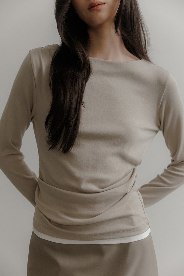 미니멀하고 베이직한 스타일의 여성 레이어드 턱크 티셔츠입니다. 부드러운 촉감의 베이지 컬러로, 봄, 가을에 활용하기 좋은 아이템입니다. 라운드넥에 긴 소매, 레귤러 핏으로 편안하게 착용할 수 있으며, 레이어드 디자인과 구조적인 실루엣이 특징입니다. 데이트룩, 카페룩 등 다양한 TPO에 세련된 스타일을 연출해 보세요. 레이어드 스타일링이 용이하여, 다채로운 코디를 즐길 수 있습니다.
