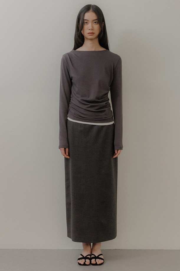 세련된 레이어드 룩을 연출해 줄 "레이어드 턱크 티셔츠 [차콜그레이]"입니다. 부드러운 면, 모달, 스판덱스 혼방 소재로 제작되어 편안한 착용감을 선사하며, 보트넥 라인과 긴 소매 기장으로 여성스러운 실루엣을 강조합니다. 얇은 두께감으로 봄, 여름, 가을 시즌에 활용하기 좋으며, 베이직하고 미니멀한 스타일을 선호하는 분들께 추천합니다. 한쪽 어깨 턱 디테일, 옆선 자연스러운 주름, 밑단 아이보리 배색 포인트가 돋보이며, 데이트룩, 카페룩 등 다양한 TPO에 활용 가능합니다.
