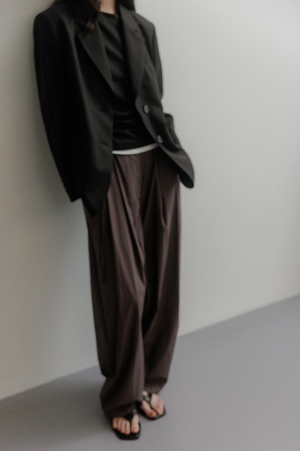 세련된 레이어드 턱크 티셔츠 [블랙]입니다. 부드러운 면, 모달, 스판덱스 혼방 소재로 제작되어 편안한 착용감을 선사합니다. 한쪽 어깨 턱 플리츠 디테일이 돋보이며, 자연스러운 주름 효과와 아이보리 컬러 대비 밑단이 디자인의 포인트입니다. 릴랙스 핏과 보트넥, 긴 소매 기장으로 미니멀하면서도 여성스러운 스타일을 연출합니다. 데이트룩, 카페룩 등 다양한 TPO에 활용하여 미니멀, 클래식, 캐주얼 무드를 즐길 수 있습니다.
